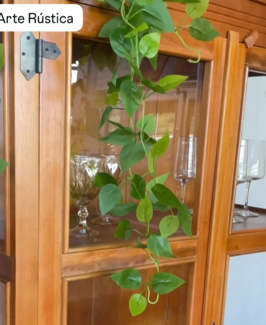 Cristaleira de madeira com portas de vidro e taças