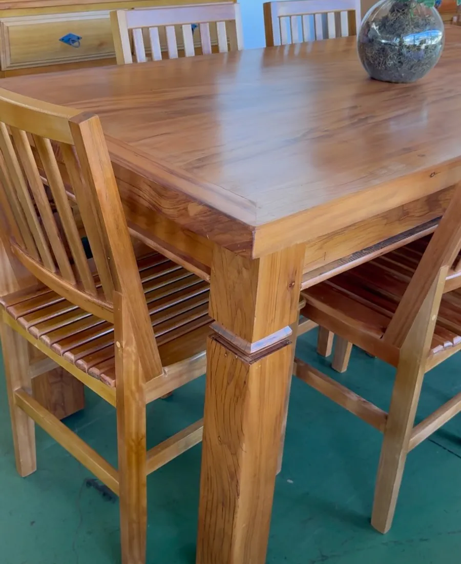 Detalhe do tampo e do pé de mesa em peroba rosa